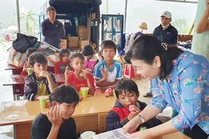 Phó Tổng Biên tập Báo SGGP Lý Việt Trung trao sách, vở mới cho học sinh Trường Tiểu học Trà Lâm (Quảng Ngãi)