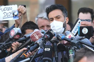 Bác sĩ Leopoldo Luque trong một lần trả lời truyền thông về sức khỏe của Maradona
