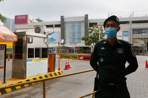 Trung tâm mua sắm AEON 1 ở thủ đô Phnom Penh bị phong tỏa sau khi Campuchia phát hiện ca mắc Covid-19 do lây nhiễm trong cộng đồng hôm 28-11. Ảnh: Khmer Times