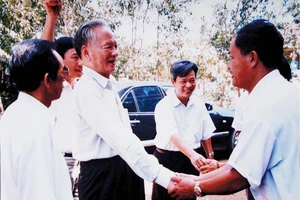 Cố Chủ tịch nước, Đại tướng Lê Đức Anh trong một lần về thăm, làm việc tại quê hương Thừa Thiên - Huế. Ảnh: Tư liệu