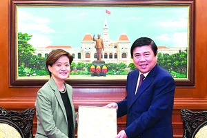 Chủ tịch UBND TPHCM Nguyễn Thành Phong tặng quà lưu niệm Đại sứ Singapore Catherine Wong. VIỆT DŨNG