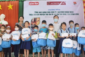 Trao học bổng cho 100 học sinh gia đình chính sách tại Vĩnh Long