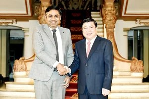 Chủ tịch UBND TPHCM Nguyễn Thành Phong tiếp Tổng lãnh sự Ấn Độ Madan Mohan Sethi. Ảnh: VIỆT DŨNG