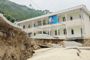 Tòa nhà nằm trong vùng sụt lún tại Trường Tiểu học Nhi Sơn (huyện Mường Lát)
