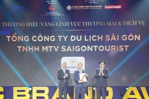 Ông Nguyễn Bình Minh, Tổng Giám đốc Saigontourist Group nhận giải Thương hiệu Vàng TPHCM năm 2020