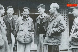 Bác Hồ với các đại biểu tại Đại hội II năm 1951. Ảnh: Báo Nhân Dân