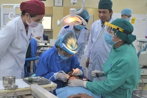 Sinh viên năm cuối ngành Răng - Hàm - Mặt Trường ĐH Y dược TPHCM thực hành tại khu điều trị
