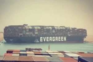 Tàu hàng MV Ever Given khổng lồ nằm chắn ngang khiến kênh đào Suez bị tê liệt