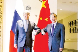 Ngoại trưởng Nga Sergei Lavrov (trái) gặp người đồng cấp Trung Quốc Vương Nghị tại Quế Lâm, Trung Quốc