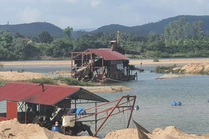 Dù chưa được phép của UBND tỉnh Phú Yên nhưng Công ty TNHH Vận tải - Xây dựng Hồng Nguyên đã đưa các thiết bị hút cát vào mỏ cát