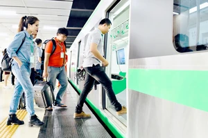 Hành khách thử nghiệm tuyến đường sắt đô thị Cát Linh - Hà Đông tại ga Cát Linh