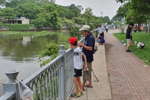 Nhiều người câu cá dọc tuyến bờ kè kênh Nhiêu Lộc - Thị Nghè