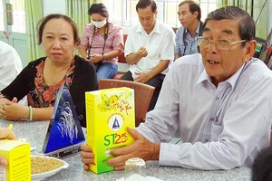 Kỹ sư Hồ Quang Cua giới thiệu gạo ST25. Ảnh: CAO PHONG