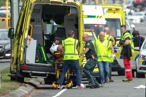 Một nạn nhân của vụ xả súng ở Christchurch được đưa lên xe cứu thương. Ảnh: Euronews