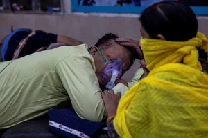 Một người đàn ông mắc Covid-19 nằm ở hành lang Bệnh viện Guru Teg Bahadur tại thủ đô New Delhi, ngày 23-4. Ảnh: Reuters