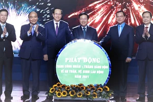 Chủ tịch nước Nguyễn Xuân Phúc và các đại biểu chứng kiến Lễ phát động Tháng công nhân và Tháng hành động về an toàn, vệ sinh lao động năm 2021. Ảnh: TTXVN