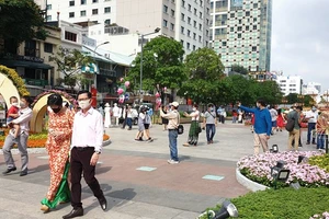 Du khách tại Phố đi bộ Nguyễn Huệ