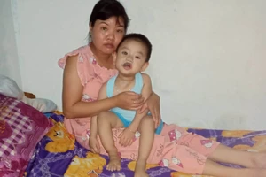 Chị Phan Thị Thúy Vân và bé Lê Gia Phúc 