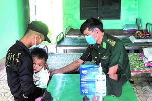 Người dân đến khám bệnh tại Trạm quân dân y Sa Trầm (tỉnh Quảng Trị)