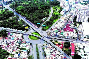 Cầu vượt nút giao Nguyễn Thái Sơn - Hoàng Minh Giám - Nguyễn Kiệm. Ảnh: HOÀNG HÙNG