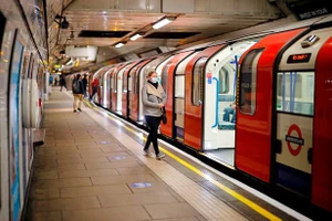 Ga tàu điện ngầm vắng người ở London trong mùa dịch Covid-19