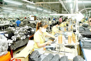 May xuất khẩu tại Tổng Công ty Phong Phú, TP Thủ Đức. Ảnh: CAO THĂNG