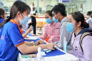 Thí sinh nộp hồ sơ xét tuyển bằng học bạ THPT năm 2021 tại Trường ĐH Nguyễn Tất Thành