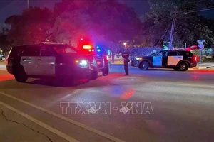 Cảnh sát điều tra tại hiện trường một vụ xả súng ở Todd Lane, Đông Nam Austin, Mỹ tối 11-6-2021. Ảnh: KXAN/TTXVN