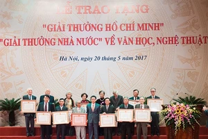 Lễ trao tặng Giải thưởng Hồ Chí Minh, Giải thưởng Nhà nước về văn học, nghệ thuật. Ảnh: Kinhtedothi.vn