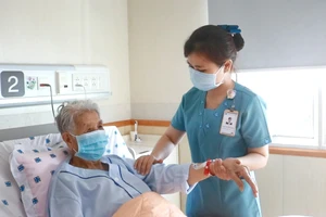 Nhân viên y tế chăm sóc và điều trị cho bệnh nhân mắc bệnh mạn tính