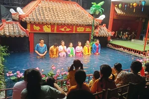 Các diễn viên múa rối nước chào khán giả (ảnh chụp trước thời điểm dịch Covid-19 bùng phát)