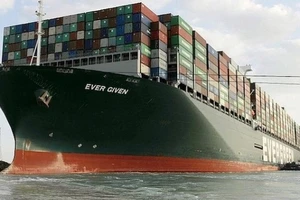 Tàu Ever Given ở kênh đào Suez. Nguồn: Bloomberg