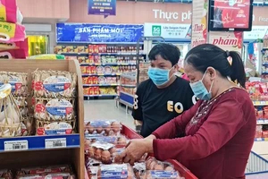 Khách hàng mua thực phẩm tại hệ thống siêu thị Co.opmart