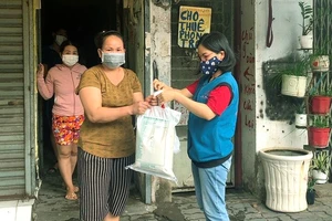 Những món quà thiết thực đến tay người nghèo ở đường Bùi Văn Ba (quận 7)