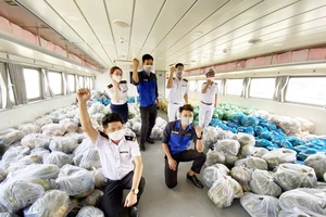 Tàu cao tốc tháo ghế để vận chuyển rau từ các tỉnh miền Tây Nam bộ về TPHCM