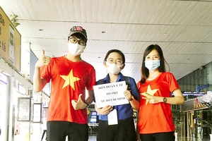 Minh Thy (giữa) và các bạn tình nguyện viên đón đoàn y bác sĩ từ các tỉnh thành chi viện cho TPHCM
