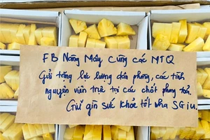 Lời đề tặng trên các túi quà do chị Kiều Thị Hồng Vân viết