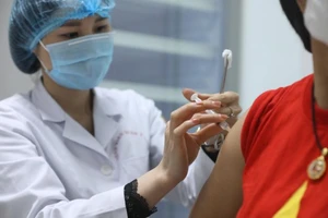 Tình nguyện viện được tiêm mũi 2 giai đoạn 2 thử nghiệm lâm sàng đối với vaccine Nano Covax. Ảnh: VGP