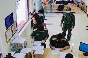 Quân đội TPHCM làm thủ tục nhận hủ cốt tại Trung tâm hỏa táng Bình Hưng Hoà chiều 7-8. Ảnh: Bộ Tư lệnh TPHCM