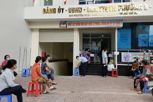Người dân đến nhận tiền hỗ trợ tại UBND phường 8 quận 5. Ảnh: MAI HOA