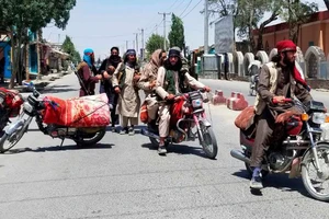 Các tay súng Taliban trên đường phố Ghazni ngày 12-8. Ảnh: CNN