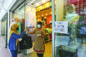 Cửa hàng ở Kuala Lumpur, Malaysia chỉ phục vụ khách tiêm đủ liều vaccine