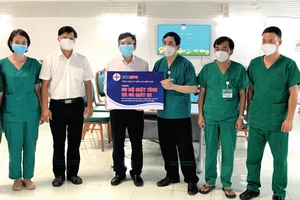 Ông Lê Xuân Thái - Chủ tịch Công đoàn EVNSPC (thứ ba từ trái sang) trao tặng 50 bộ máy tính và 50 máy in cho Bệnh viện Bạch Mai tại TPHCM