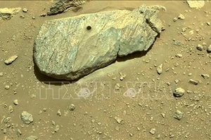Tàu thám hiểm Perseverance thu thập được mẫu đất đá trên Sao Hỏa để đưa trở lại Trái Đất phục vụ công tác nghiên cứu ngày 1-9-2021. Ảnh do NASA cung cấp: AFP/TTXVN