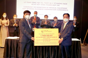 Ông Đỗ Quang Hiển, Chủ tịch HĐQT kiêm Tổng Giám đốc Tập đoàn T&T Group (bên phải) trao tặng 1 triệu bộ kit xét nghiệm Realtime RT-PCR nhằm phục vụ cho công tác phòng, chống dịch Covid-19 tại Việt Nam.
