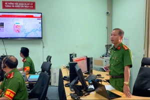 Thượng tá Nguyễn Mạnh Trưởng, Phó trưởng Phòng PC07, Công an TPHCM giới thiệu những phần mềm ứng dụng đơn vị đang thực hiện. Ảnh: CHÍ THẠCH 