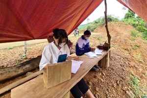Hai chị em Hồ Thị Son và Hồ Thị Thanh Huyền phải lên núi dựng lán “hứng sóng” học online