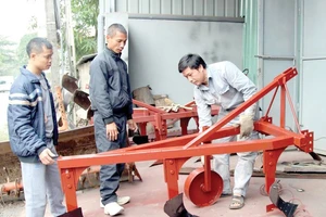 Sau khi chế tạo robot gieo hạt, nông dân Phạm Văn Hát tiếp tục nghiên cứu loại máy cày 3 lưỡi để giúp nông dân
