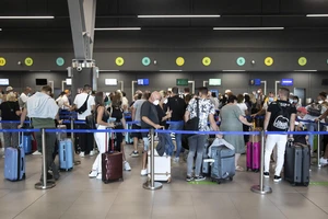 Hành khách xếp hàng dài tại sân bay Thessaloniki Makedonia của Hy Lạp