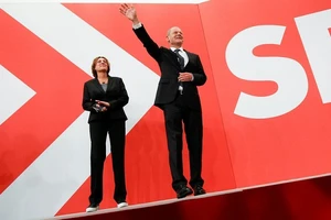 Lãnh đạo Đảng Dân chủ Xã hội (SPD), ứng cử viên hàng đầu cho vị trí thủ tướng mới của Đức, ông Olaf Scholz và phu nhân khi kết quả thăm dò sau bầu cử Quốc hội Đức được công bố ngày 26-9-2021. Ảnh: REUTERS